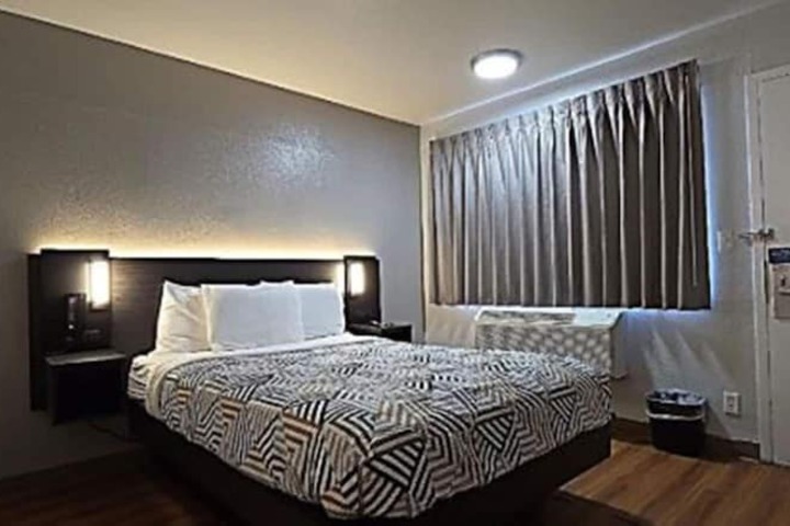 Room 10 of 42