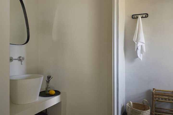 Room 32 of 43