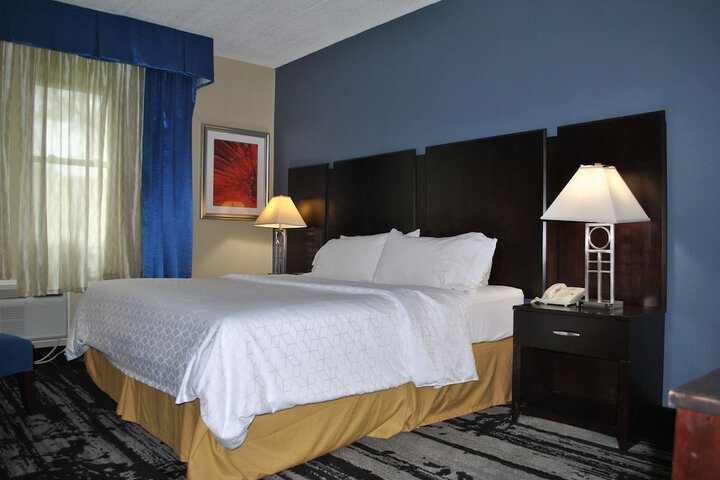 1 King Bed Microwave and Refrigerator WiFi Full Breakfast (4 of 4)