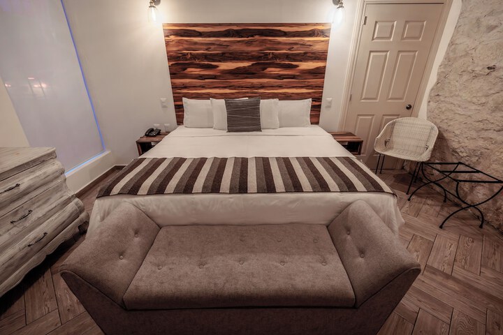 Room 32 of 73