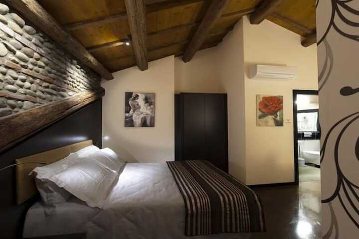 Room 10 of 34