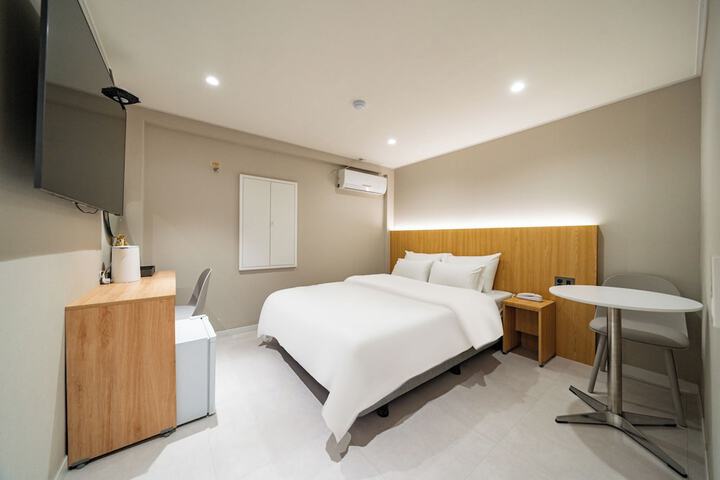 Room 7 of 12