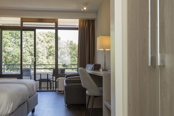 Room 4 of 40