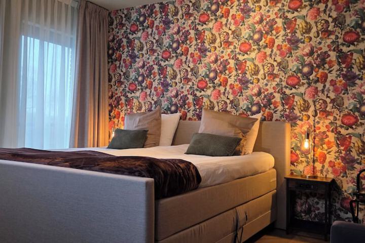 Room 33 of 76
