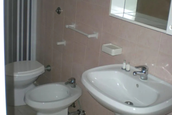 Room 4 of 9