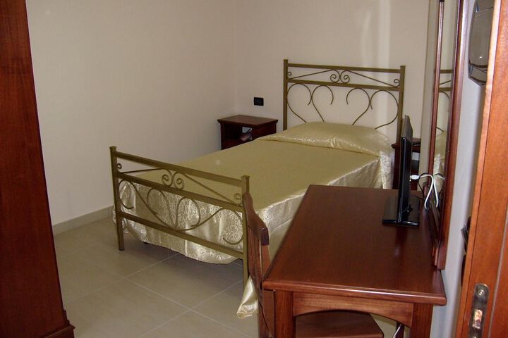 Room 4 of 27