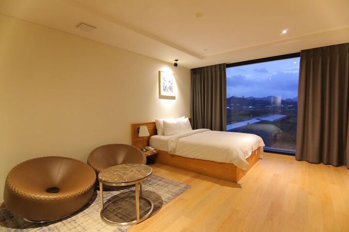 Room 42 of 190