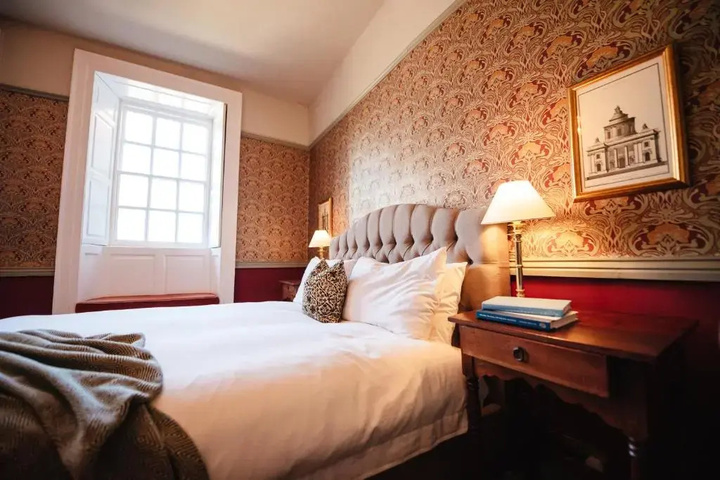 Room 4 of 12