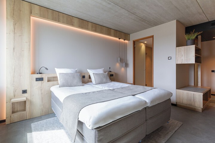 Room 9 of 18