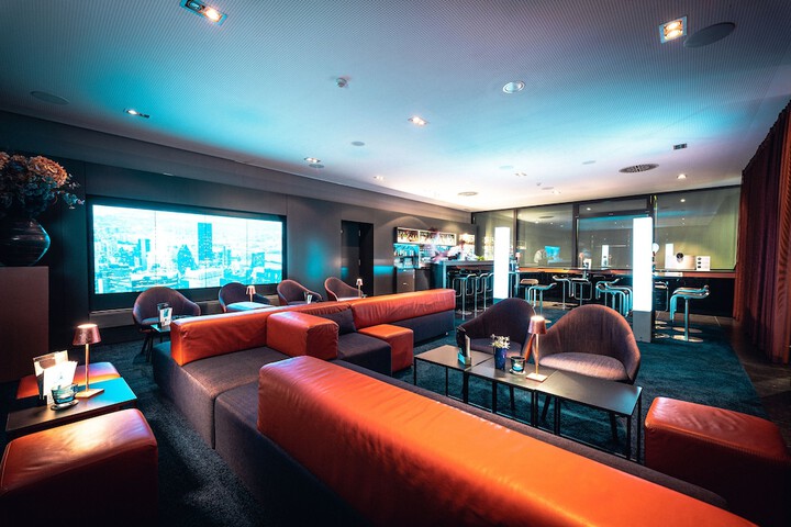 Lounge 52 of 65