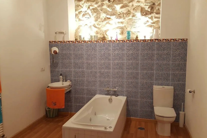 Room 7 of 18
