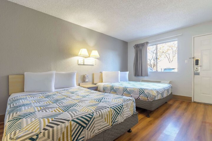 1 Queen Bed (7 of 11)