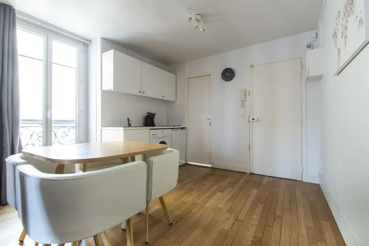Room 4 of 10