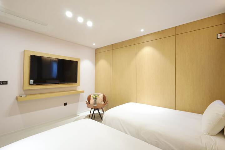 Room 9 of 75