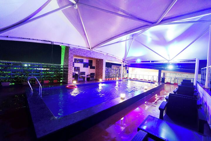 Hotel Pool