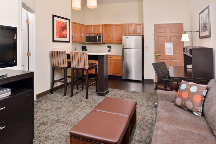 1 Queen 1 Bedroom Suite Comm Mobility Accessible (15 of 39)