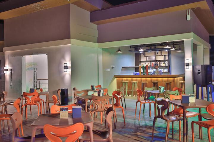 Lounge 63 of 74