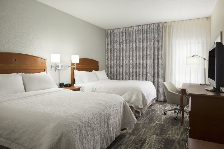 2 Queen Beds (8 of 10)