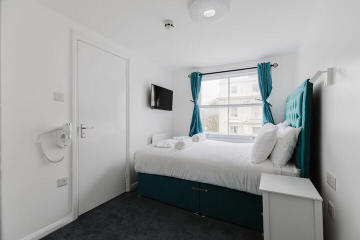 Room 12 of 122