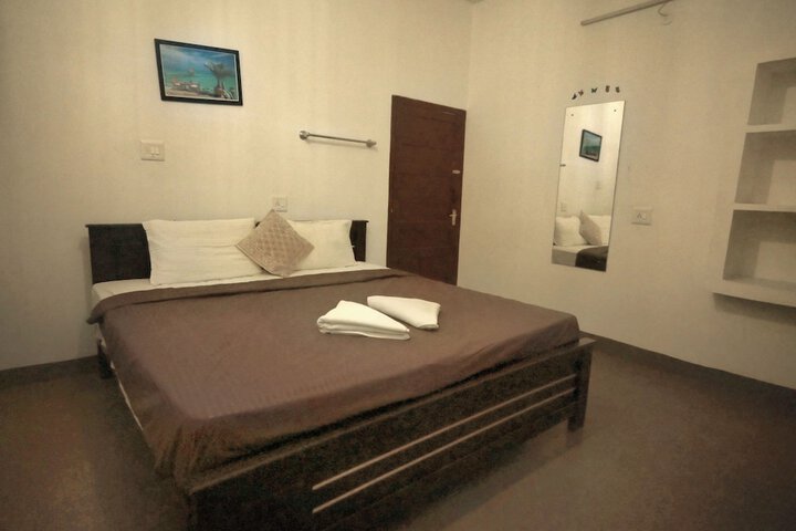 Room 4 of 100