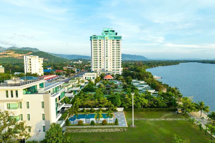 CASTLE BAYVIEW RESORT &  SPA in Kampot