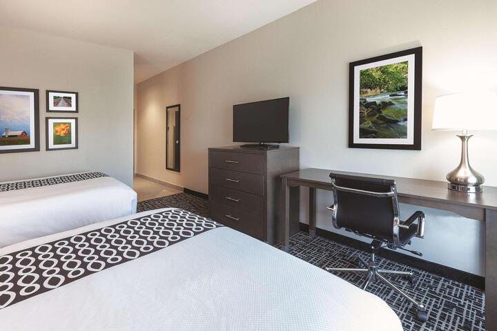 1 King Bed (3 of 22)