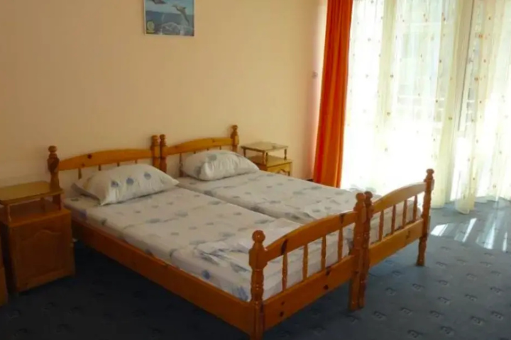 Room 4 of 9