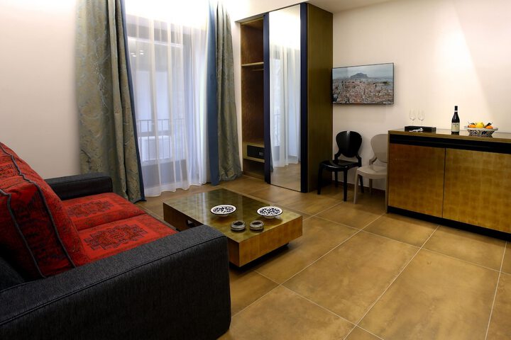 Room 28 of 47