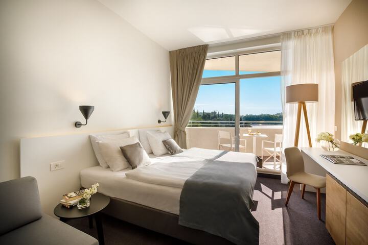 Room 32 of 75