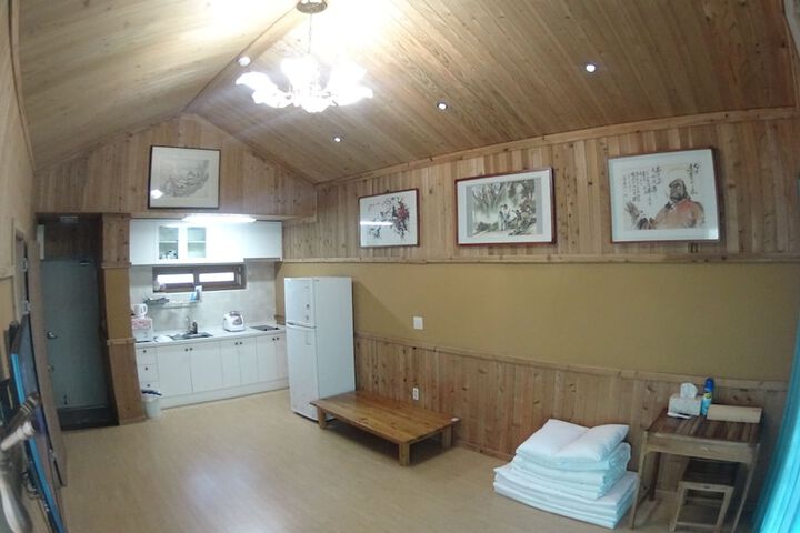 Room 25 of 182