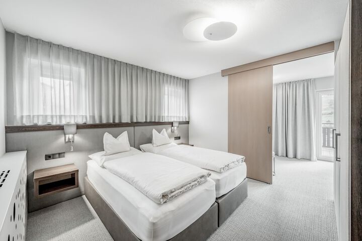 Room 3 of 106