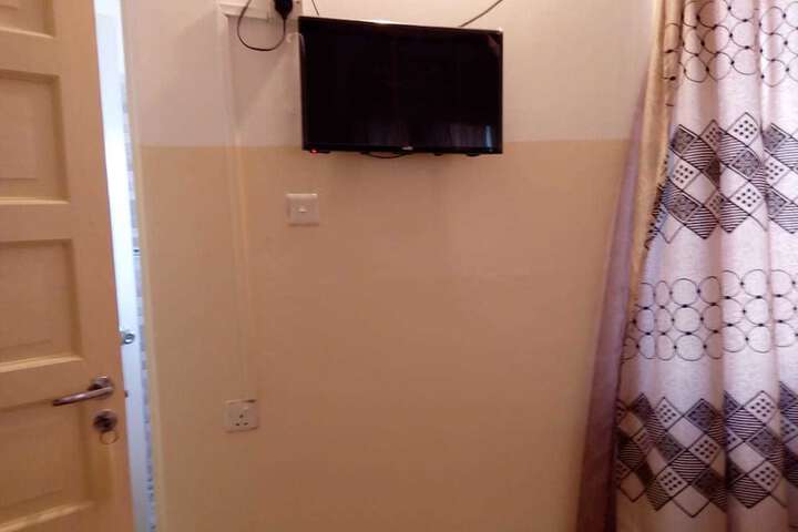 Room 9 of 18