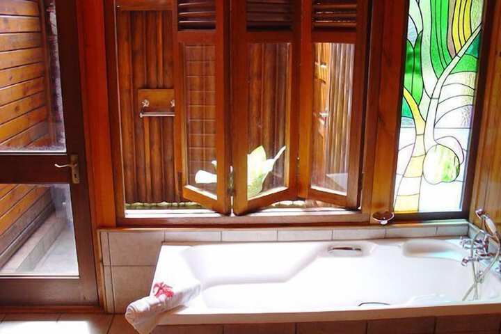 Deep soaking bathtub