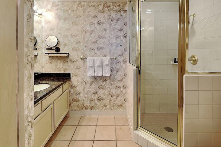Room 847 of 893