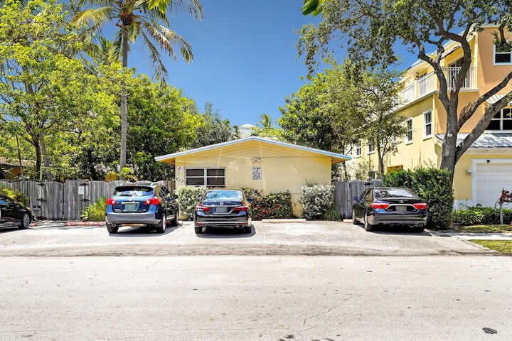 Lovely 1 bedroom unit with work station in Fort Lauderdale, FL
