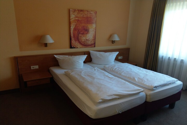 Room 14 of 33