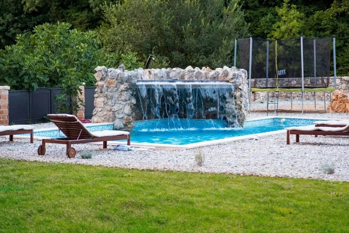 Pool 9 of 17