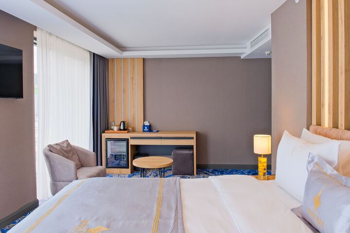 Room 10 of 80