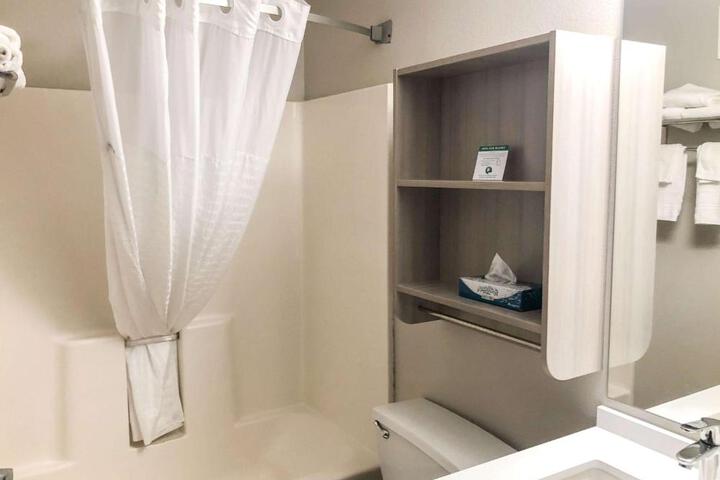 1 Queen Bed Accessible Room (4 of 20)