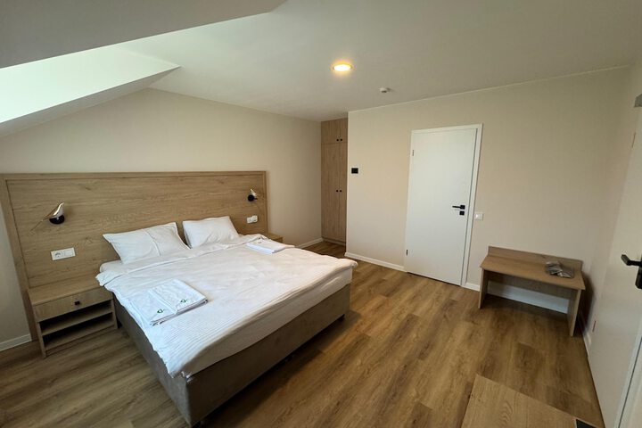 Room 4 of 70