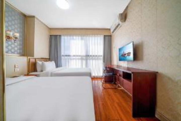 Room 9 of 10