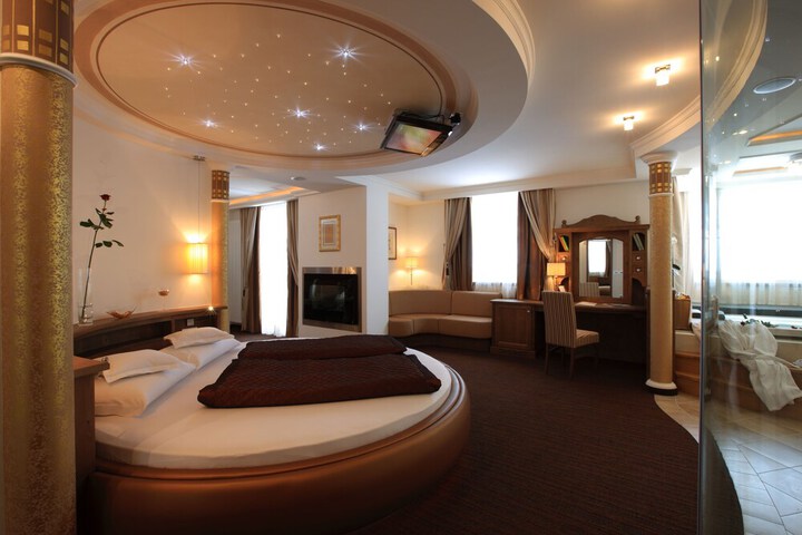 Room 13 of 33