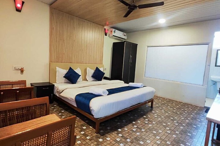 Room 4 of 7