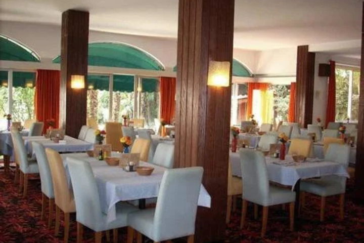 Dining 17 of 18