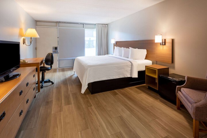 1 Queen Bed (12 of 14)