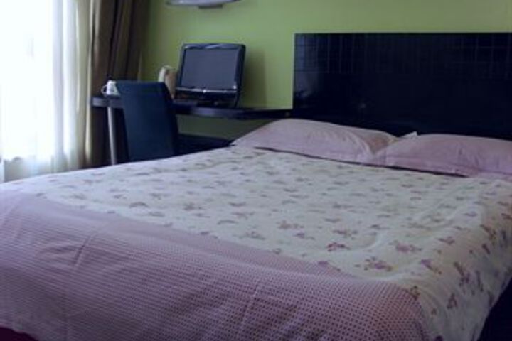 Room 8 of 19