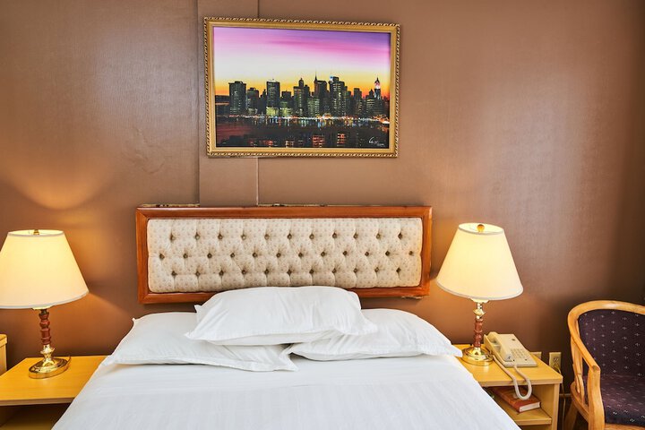 1 Queen Bed (13 of 15)