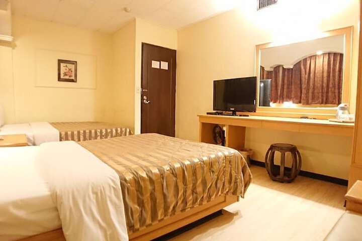 Room 17 of 33