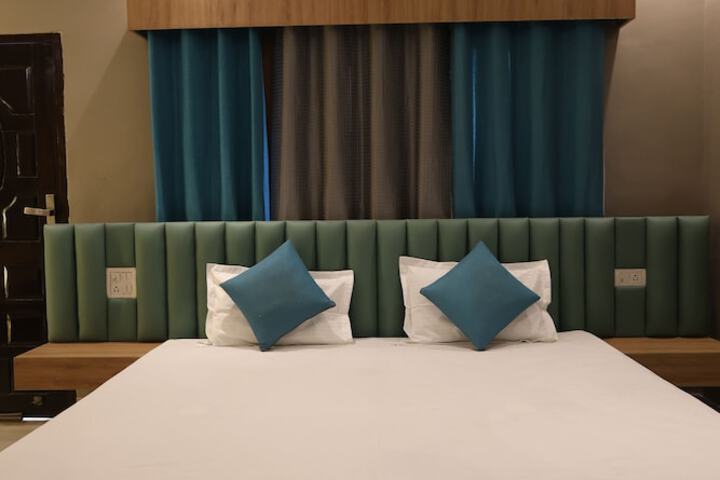 Room 3 of 7