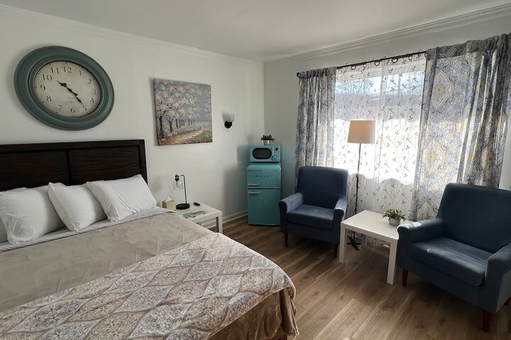 Design Room 1 Queen Bed Refrigerator, Microwave (2 of 10)